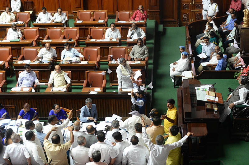 ಮತದಾರರ ಓಲೈಕೆಗೆ ಸೀರೆ, ಪಂಚೆ, ವಿತರಣೆ ಆರೋಪ: ಬಿಜೆಪಿಯಿಂದ ವಿಧಾನಸಭೆಯಲ್ಲಿ ಗದ್ದಲ